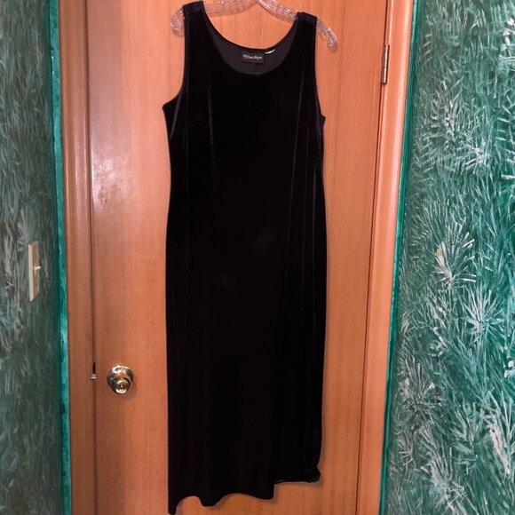 Black Velvet Sleeveless Maxi Dress - Picture 2 of 6